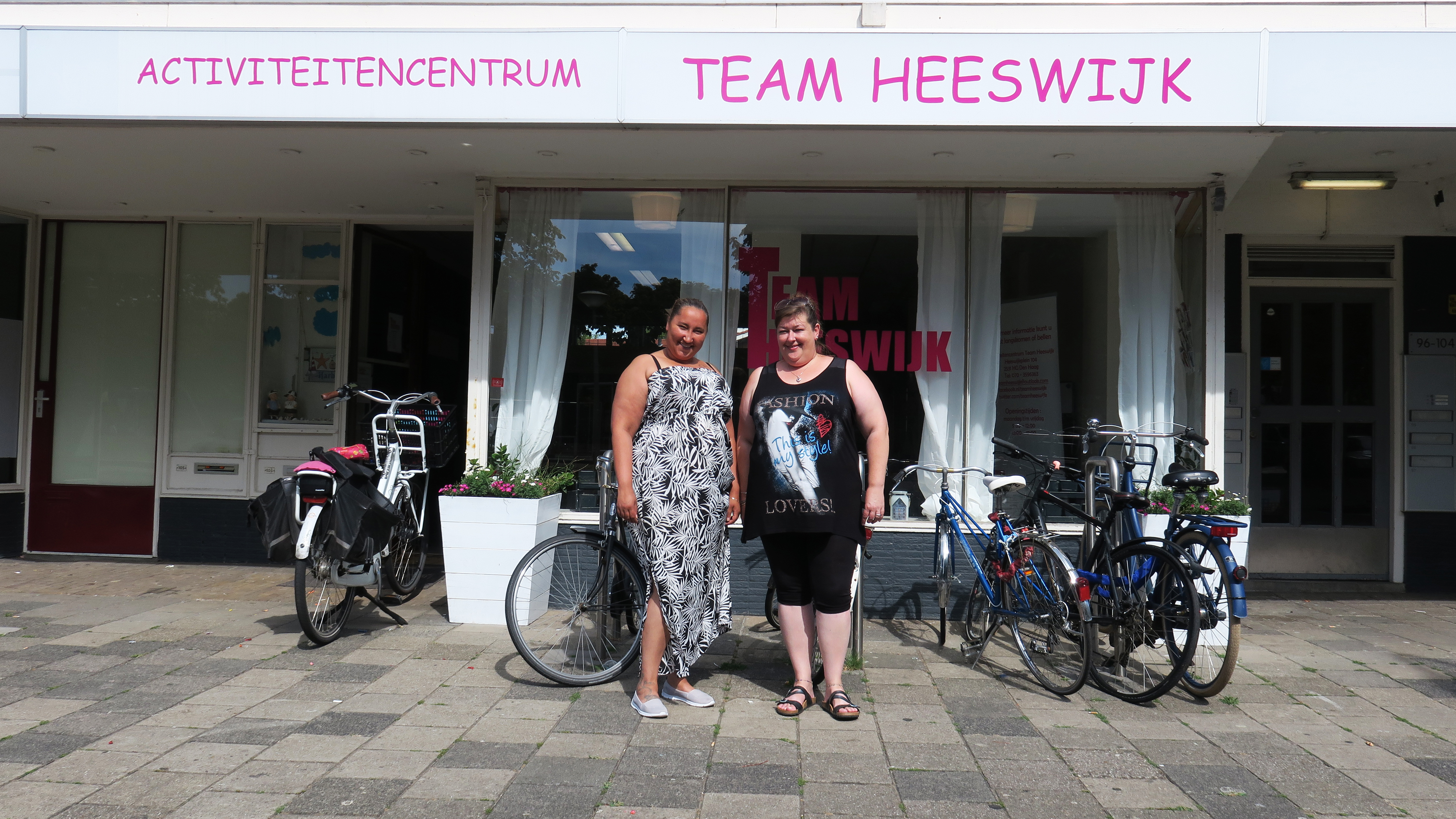 Wendy (links) en Jolanda (rechts) voor buurthuis Team Heeswijk